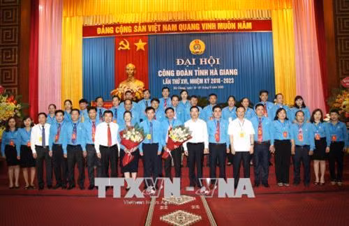 Lãnh đạo tỉnh Hà Giang chụp ảnh lưu niệm cùng Ban Chấp hành Công đoàn khóa mới. Ảnh: Minh Tâm-TTXVN