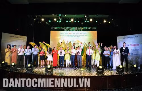 Các đơn vị tham gia tại chương trình Giao lưu văn nghệ chủ đề “Hát về quê hương đất nước” lần 5 năm 2018. Ảnh: An Hiếu