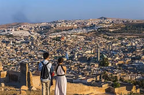Fes là một thành phố nổi tiếng với rất nhiều tòa nhà có từ thời trung cổ, du khách đến đây rất thích thú với việc vừa đi bộ ngắm cảnh, vừa khám phá những tàn tích còn sót lại. Các điểm nổi bật nhất ở Fes là thị trấn Fes El Bali có từ thế kỷ thứ 9 và hầm mộ Merenid.