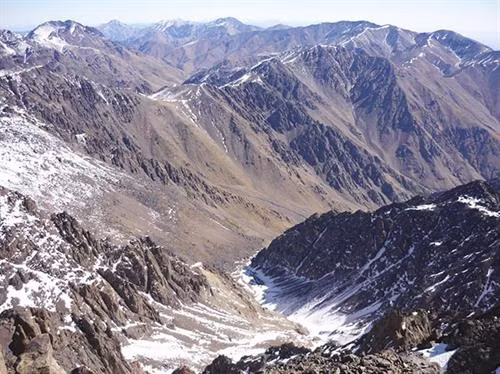 Đỉnh Jebel Toubkal cao 4167 mét, là đỉnh núi cao nhất của dãy Atlas. Nếu không đủ khả năng để leo lên đỉnh núi thì du khách có thể khám phá công viên tuyệt đẹp bên dưới. Nơi này chỉ cách Marrakech 70km nhưng là địa điểm tuyệt vời để xóa tan cảm giác mệt mỏi, ngột ngạt của thành phố.