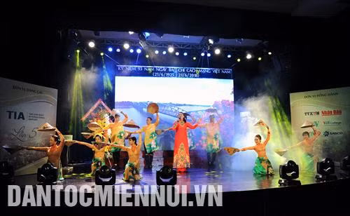 Một tiết mục ca múa đến từ Công ty Cổ phần dịch vụ Hàng không sân bay Tân Sơn Nhất (SASCO). Ảnh: An Hiếu