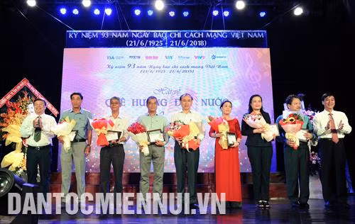 Ban tổ chức trao tặng hoa và biểu trưng của chương trình cho các đơn vị tham gia. Ảnh: An Hiếu