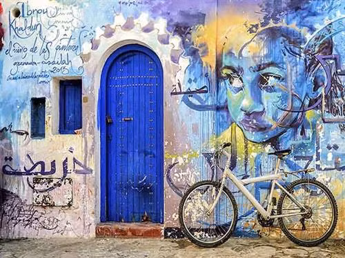 Asilah được biết đến như một điểm đến du lịch rất an toàn, những tòa nhà màu trắng nổi bật bên bờ biển tuyệt đẹp, cùng những bức tranh đầy màu sắc rực rỡ được trang trí cách điệu trên tường là điểm ấn tượng nhất khi du khách ghé thăm.