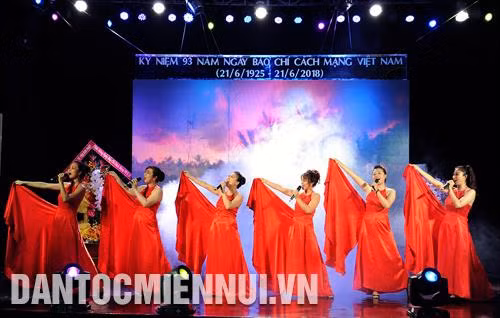 Tiết mục của Cảng Hàng không Quốc tế Tân Sơn Nhất tại chương trình giao lưu. Ảnh: An Hiếu