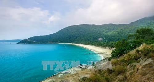 Bãi tắm đẹp với cát trắng trải dài trên một góc đảo Cù Lao Chàm. Ảnh: Trọng Đạt - TTXVN