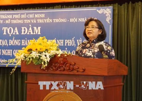 Bà Thân Thị Thư, Trưởng Ban Tuyên giáo Thành ủy Thành phố Hồ Chí Minh phát biểu tại buổi tọa đàm. Ảnh: Thu Hoài - TTXVN