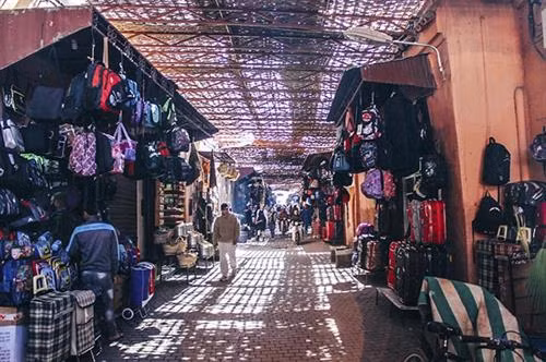 Marrakech là nơi du khách sẽ có được những trải nghiệm tuyệt vời nhất trong đời. Khu phố cổ bên trong lúc nào cũng đầy ắp mùi đồ ăn, mùi gia vị, mùi của những xưởng da thuộc. Sau khi dạo quanh, du khách có thể khám phá khu chợ giống một như mê cung gần đấy.