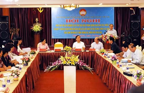Hội nghị góp ý kiến vào Dự thảo văn kiện Đại hội XII của Đảng do Ủy ban Trung ương MTTQ Việt Nam tổ chức tại Thái Nguyên ngày 16/9/2015ị. Ảnh: Nguyễn Dân- TTXVN