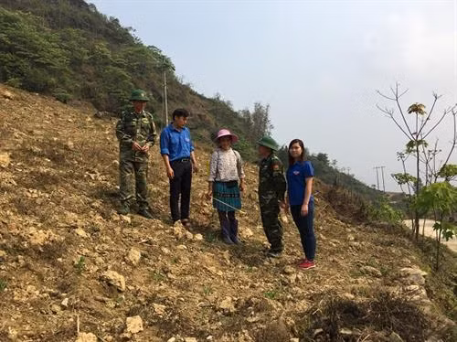 Đoàn viên thanh niên Đồn biên phòng Si Ma Cai tuyên truyền cho người dân sử dụng thuốc bảo vệ thực vật đúng cách. Ảnh: moitruong24h.vn