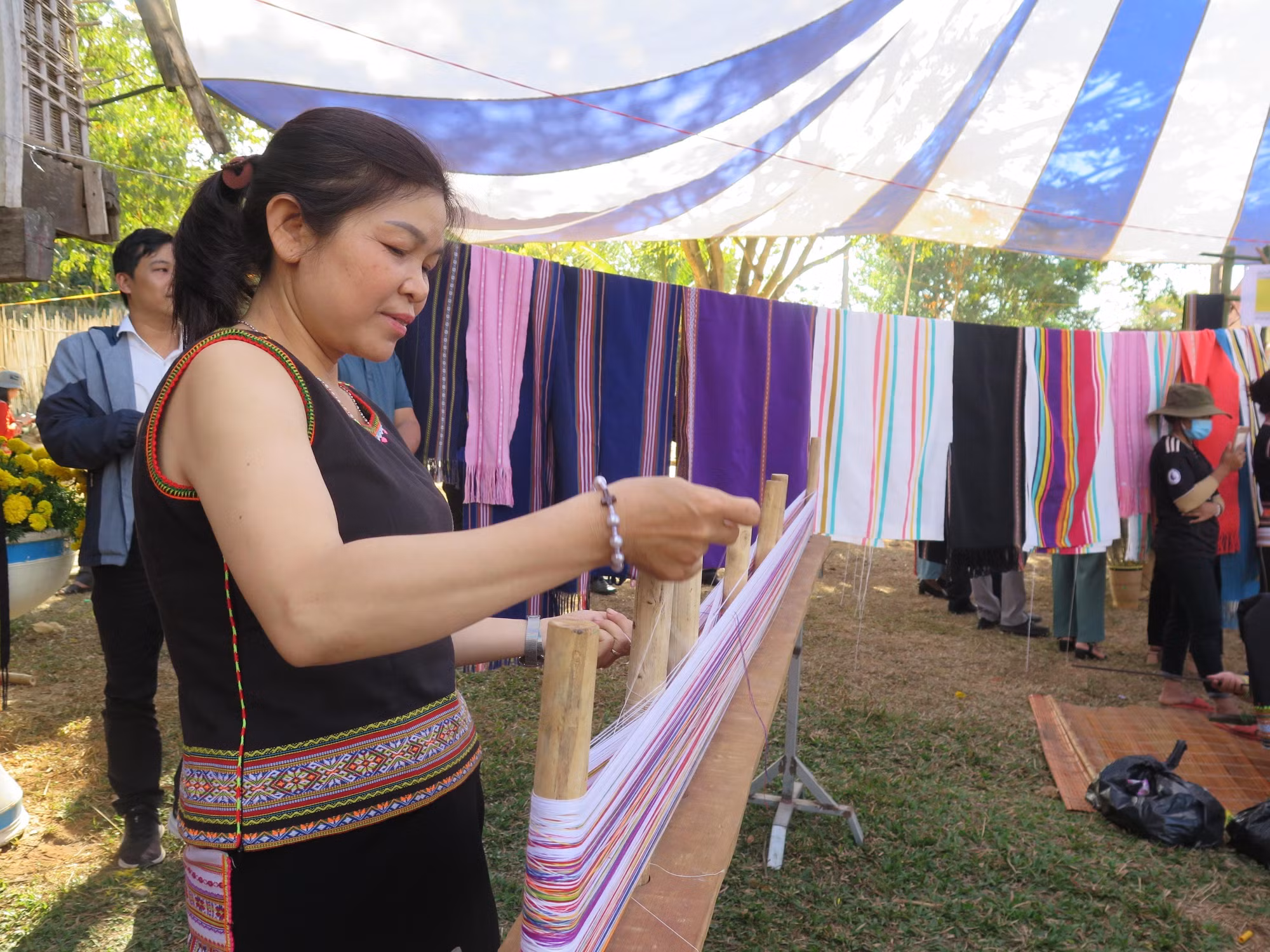 Liên hoan sắc màu thổ cẩm thành phố Kon Tum ảnh 3