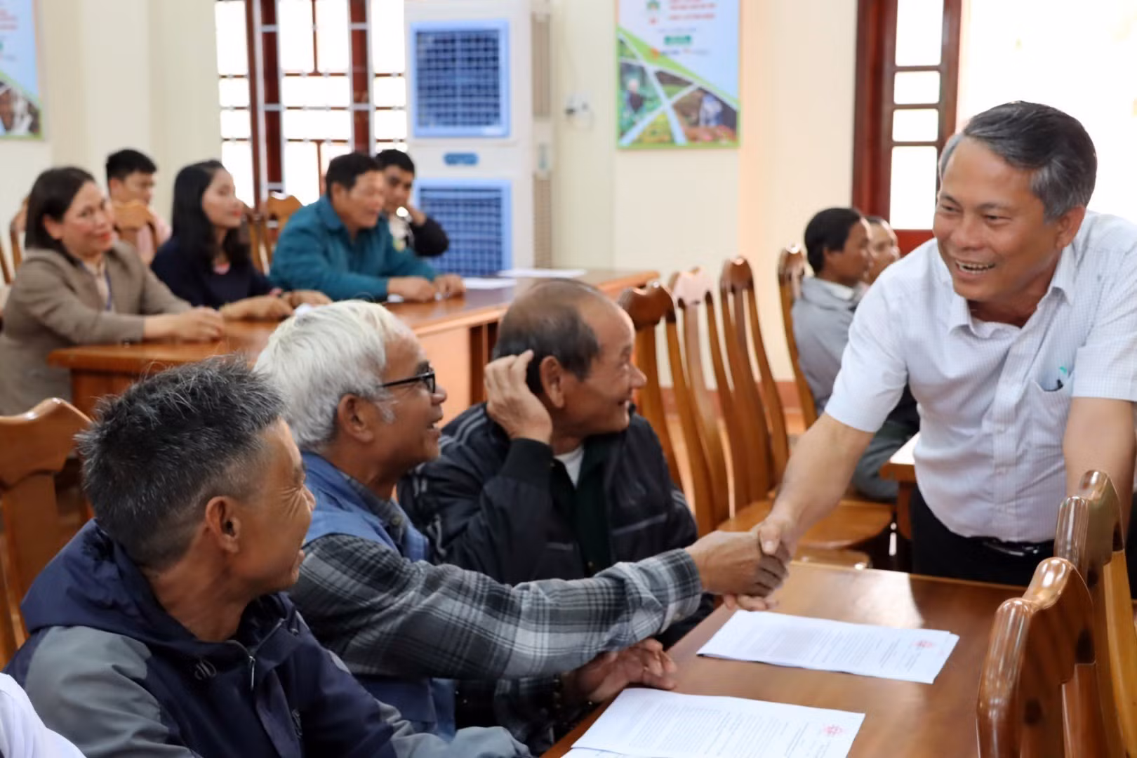 Kon Tum: Gặp mặt già làng, trưởng thôn, người có uy tín tiêu biểu ảnh 3