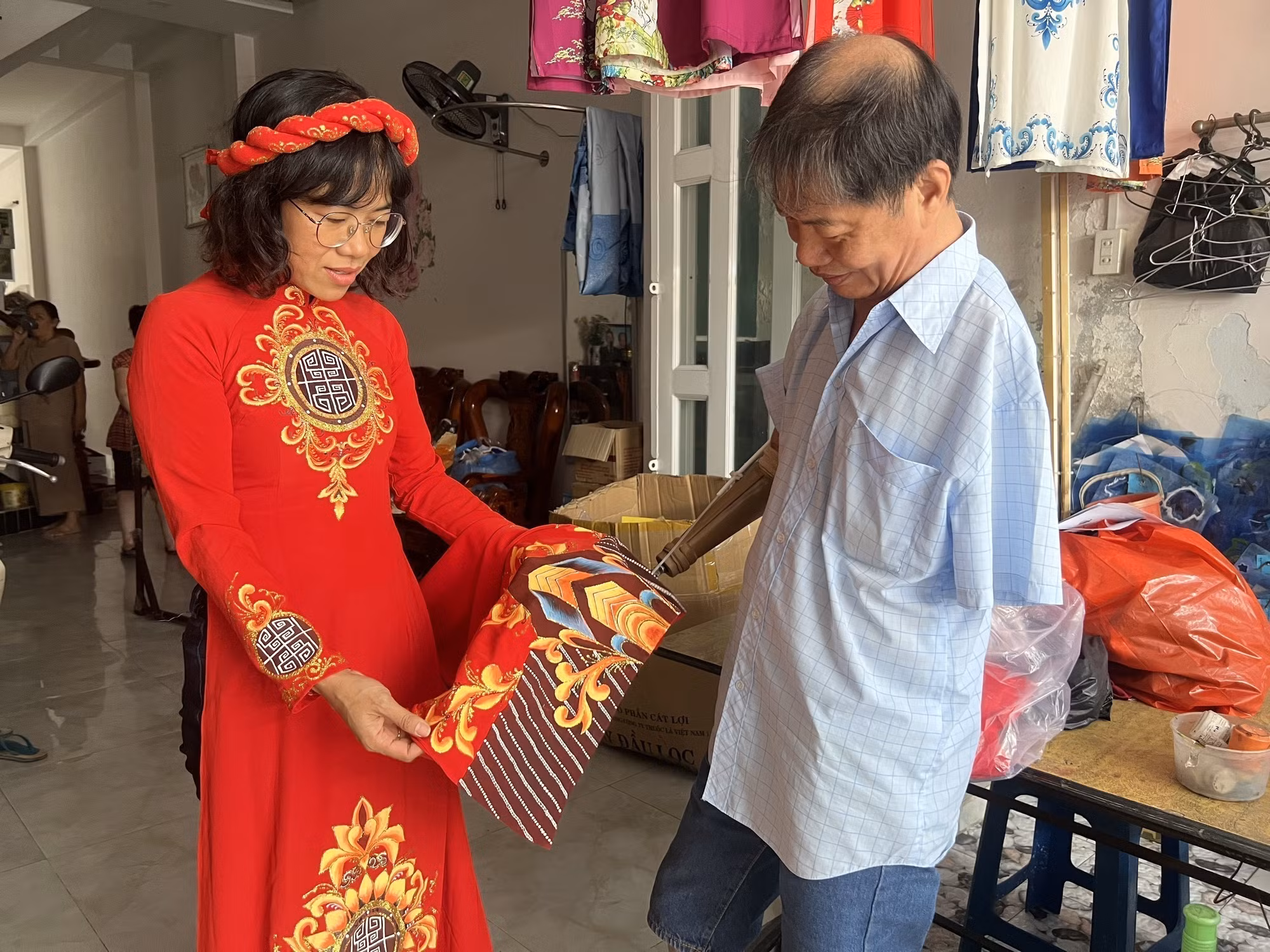 Họa sỹ Trần Hùng Bảo người thổi hồn vào từng cánh hoa trên nền vải ảnh 2