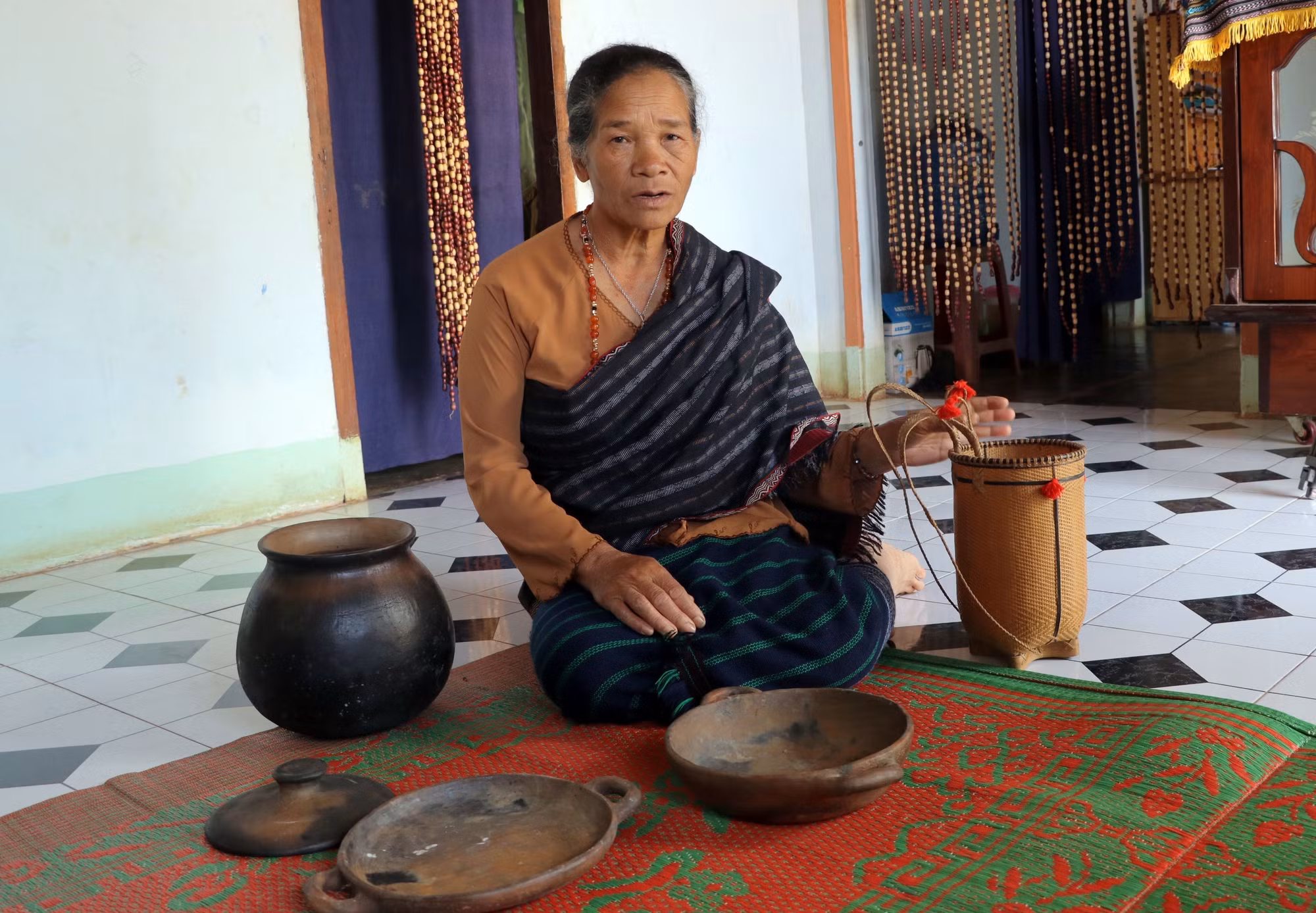 Người giữ nghề làm gốm của đồng bào Chu Ru ảnh 2