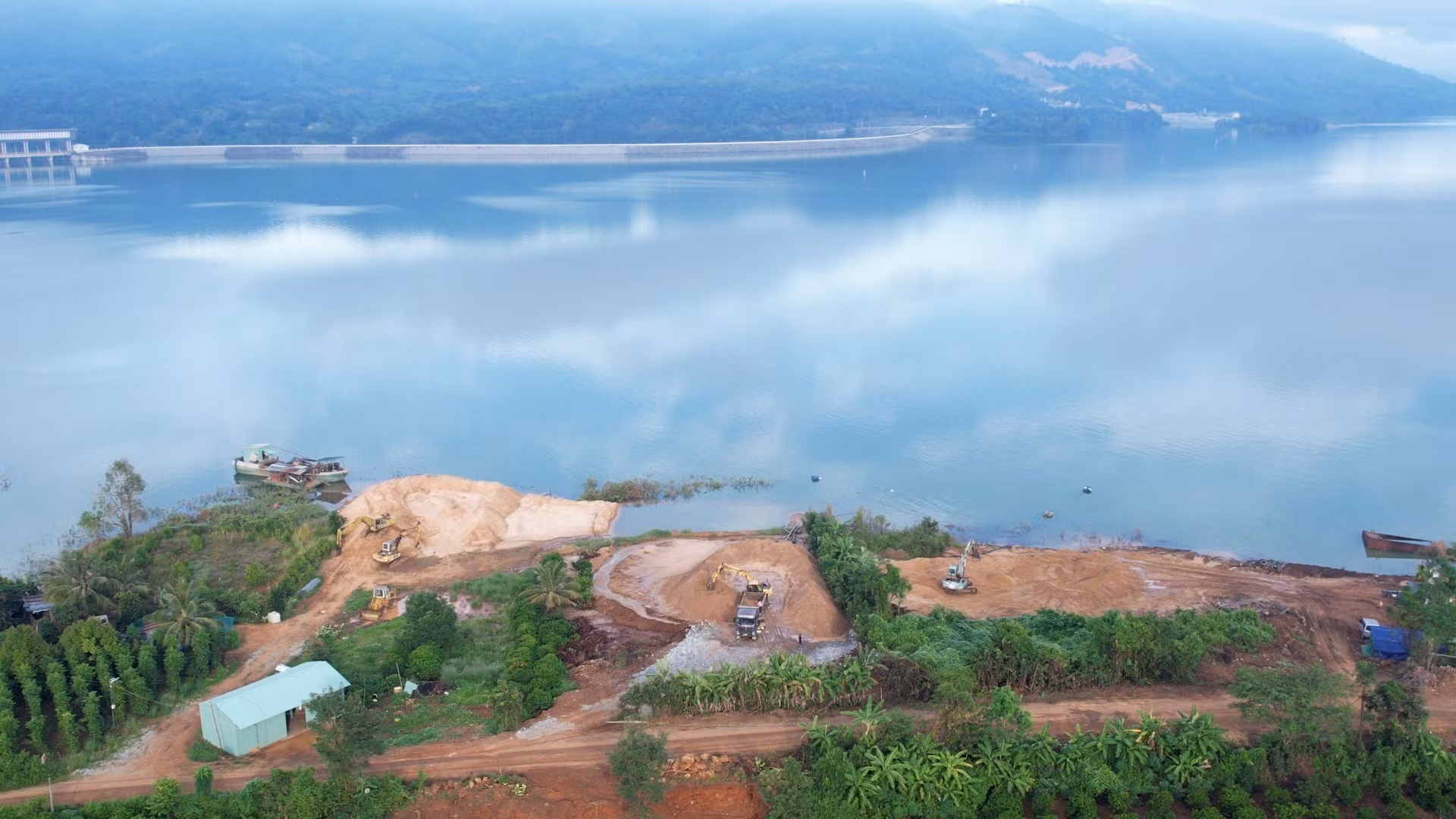 Gia Lai: Yêu cầu các công ty vi phạm về khai thác khoáng sản tại hồ Thủy điện Ialy ngừng hoạt động ảnh 2