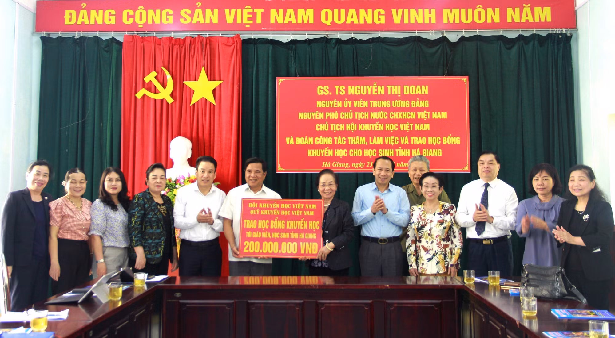 Trung ương Hội Khuyến học Việt Nam trao học bổng cho học sinh nghèo Hà Giang ảnh 3