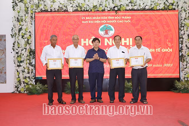 Biểu dương người cao tuổi tỉnh Sóc Trăng làm kinh tế giỏi ảnh 1