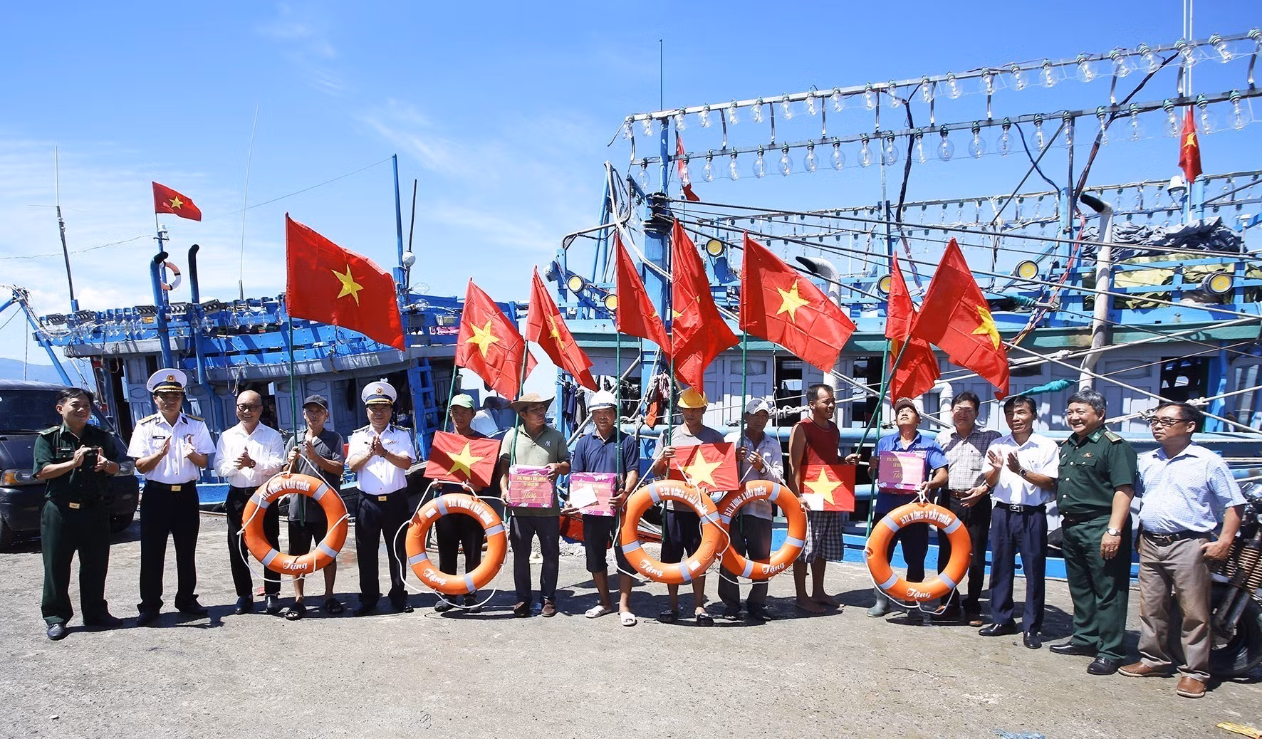 Vùng 4 Hải quân tặng quà, khám, cấp thuốc cho ngư dân tỉnh Khánh Hòa ảnh 3