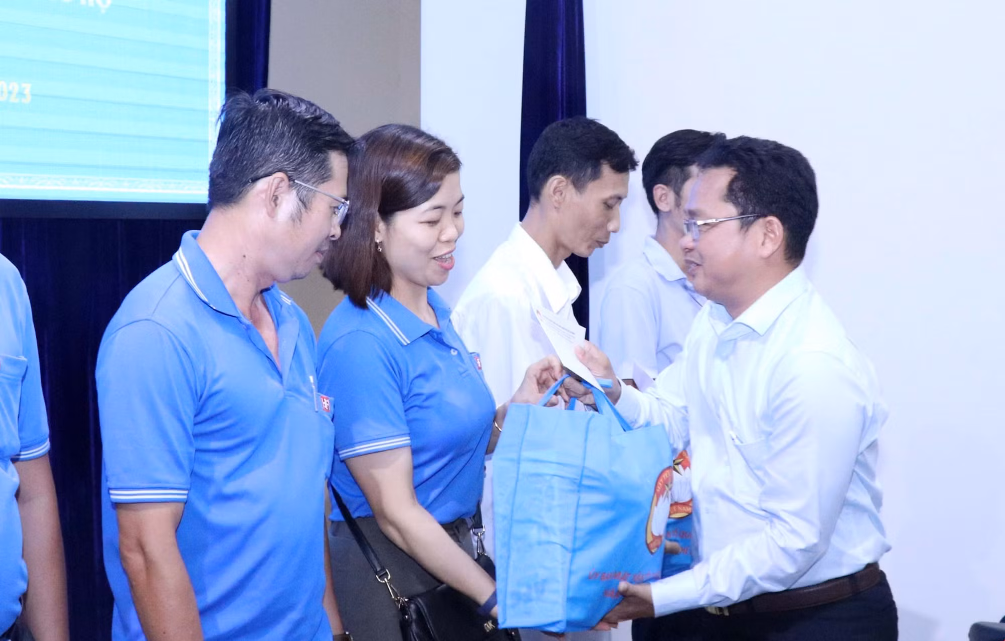 Thành phố Hồ Chí Minh hỗ trợ gia đình chính sách, công nhân có hoàn cảnh khó khăn ảnh 1