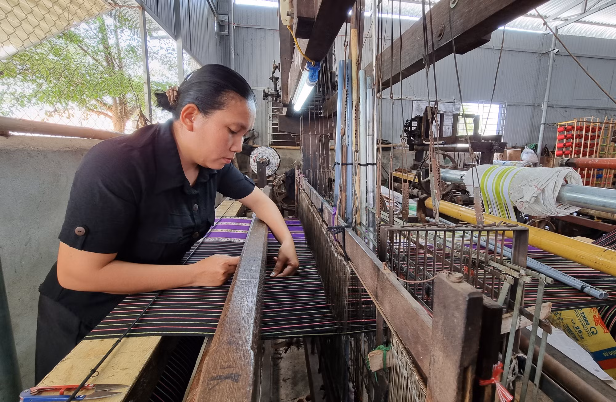 Bảo tồn, phát triển nghề dệt thổ cẩm của đồng bào Chăm ảnh 2