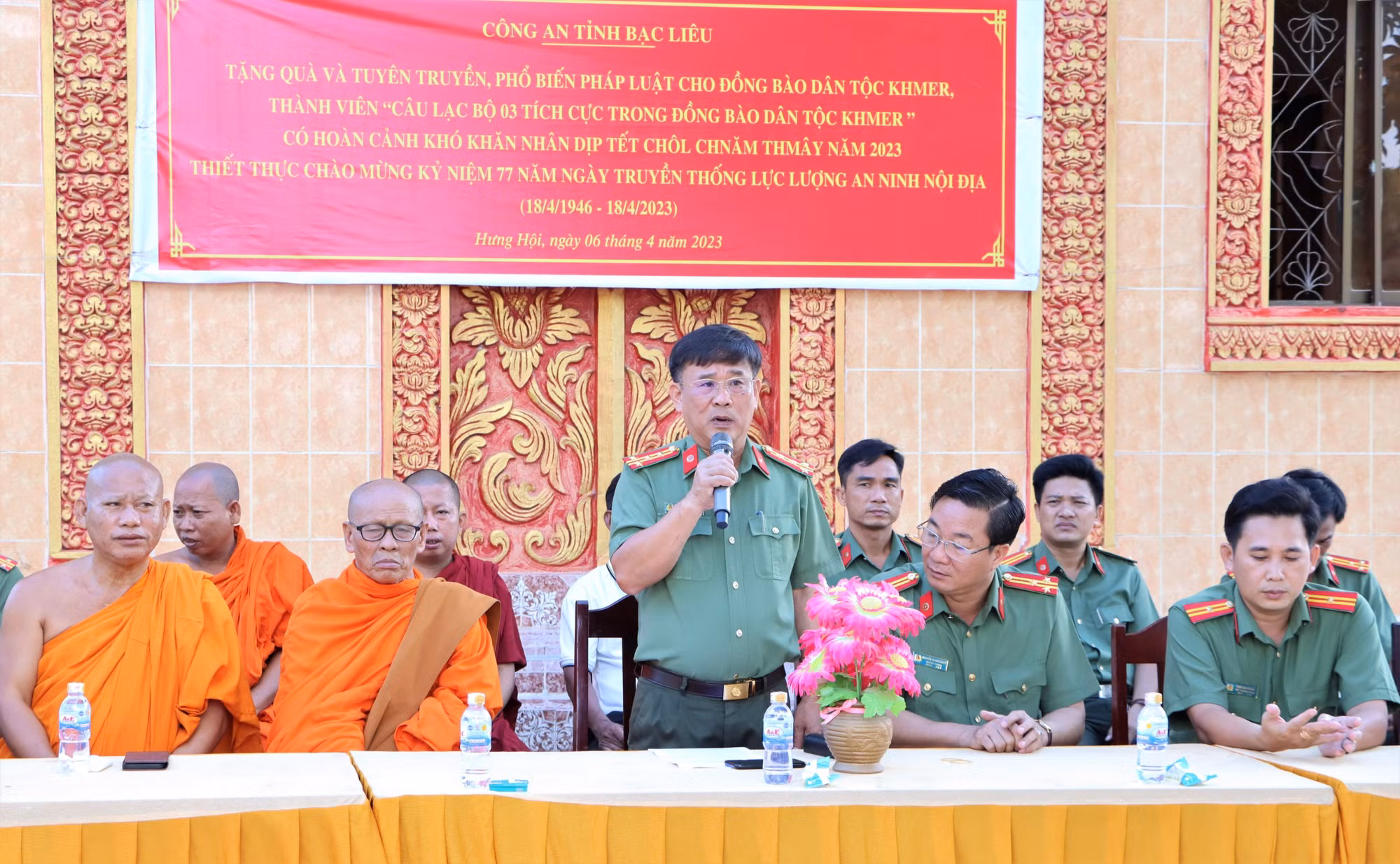 Bạc Liêu: Tặng quà cho đồng bào dân tộc Khmer nhân dịp Tết cổ truyền Chôl Chnăm Thmây 2023 ảnh 4