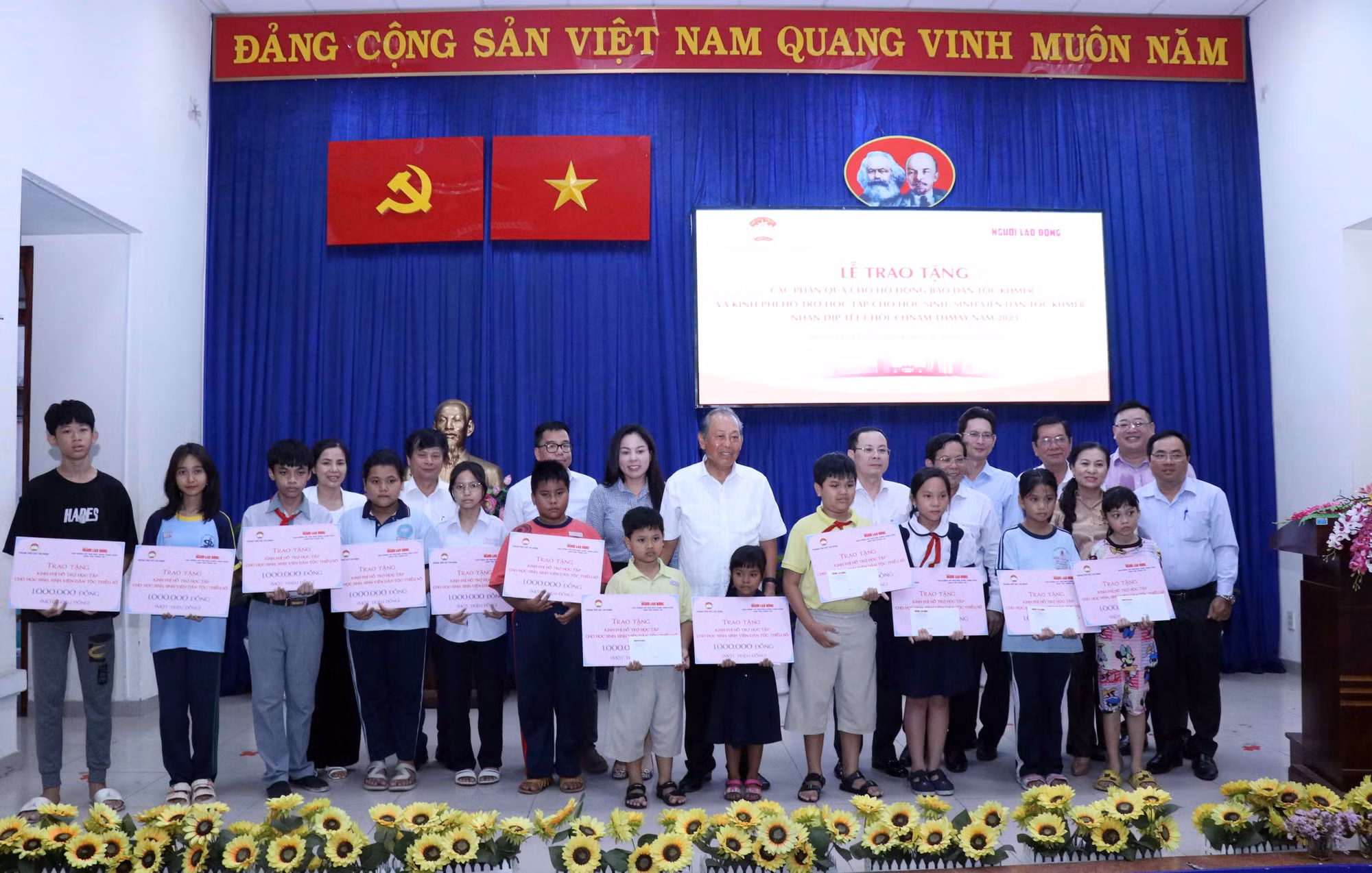 Thành phố Hồ Chí Minh: Tặng quà cho đồng bào Khmer nhân dịp Tết cổ truyền Chol Chnam Thmey ảnh 2