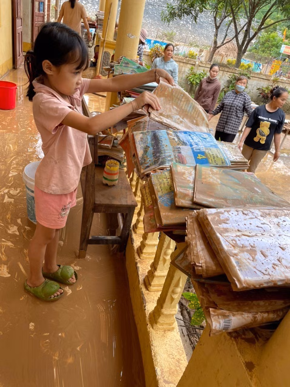 Nghệ An khẩn trương khắc phục thiệt hại, ổn định việc dạy và học sau trận mưa lũ lịch sử ảnh 4