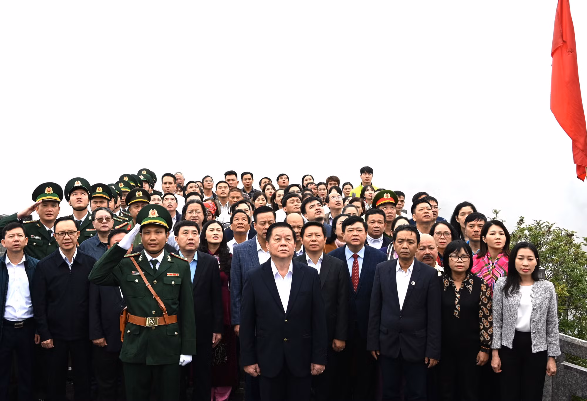 Trưởng Ban Tuyên giáo Trung ương Nguyễn Trọng Nghĩa: Không ngừng nâng cao trình độ chuyên môn nghiệp vụ, giữ vững an ninh trên tuyến biên giới ảnh 2