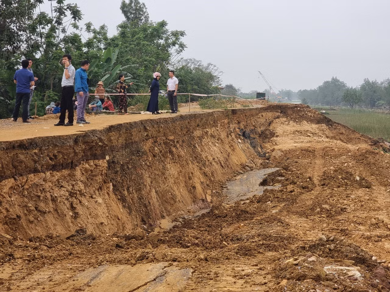 Thanh Hóa sạt lở nghiêm trọng tại tuyến đê đang thi công ảnh 1