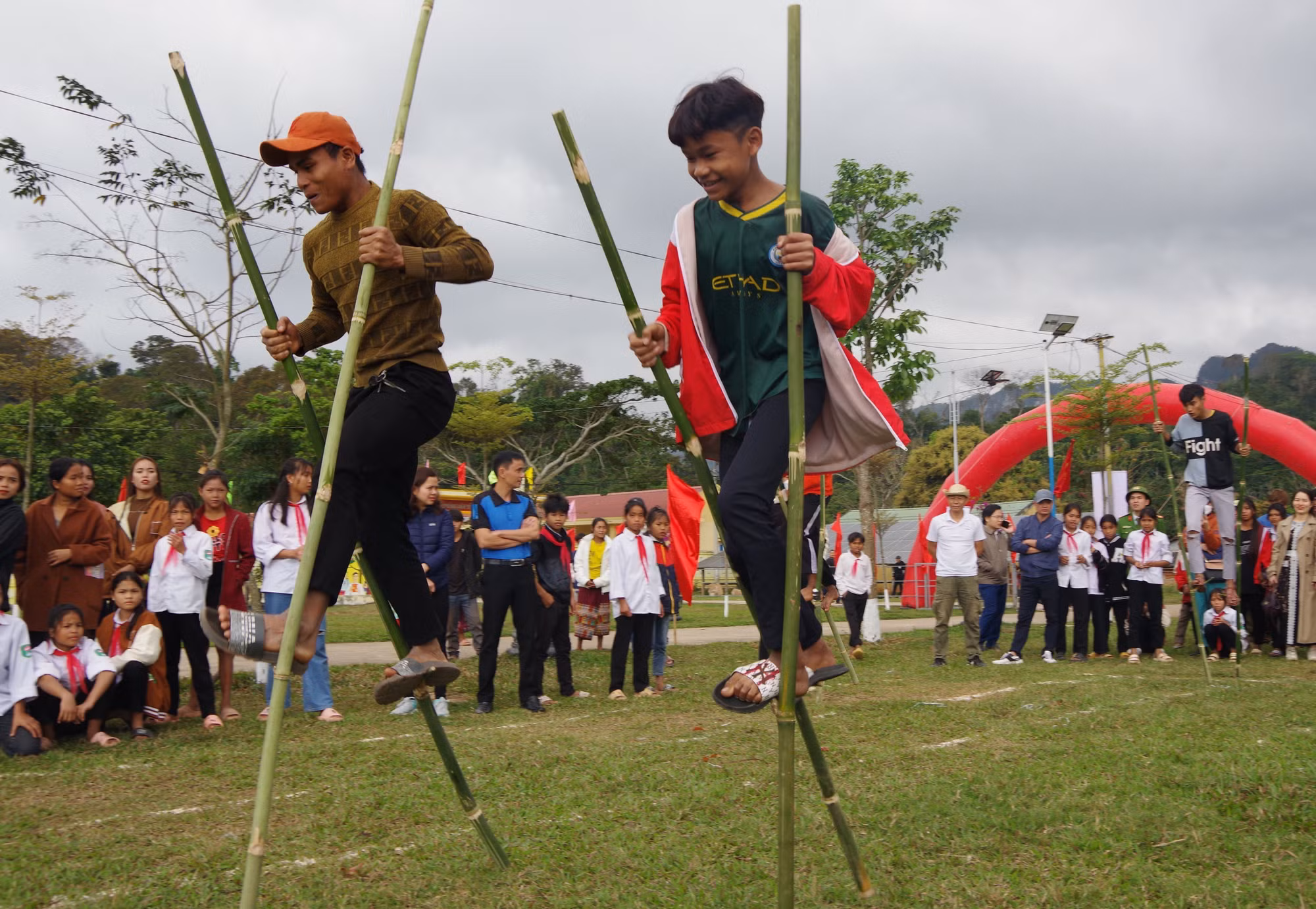 Người Ma Coong vui Ngày hội Biên phòng toàn dân ảnh 2