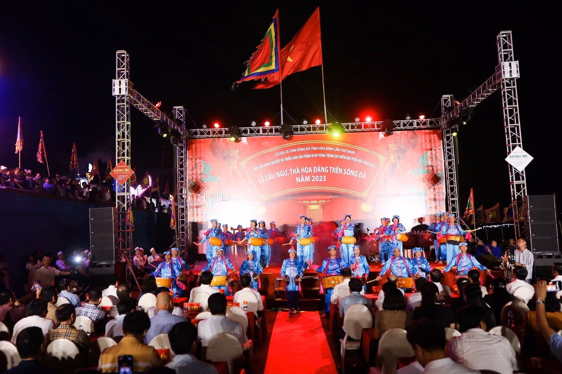 Hòa Bình: Lễ cầu ngư, thả hoa đăng và khai trương phố đi bộ ảnh 3 Hòa Bình: Lễ cầu ngư, thả hoa đăng và khai trương phố đi bộ ảnh 3