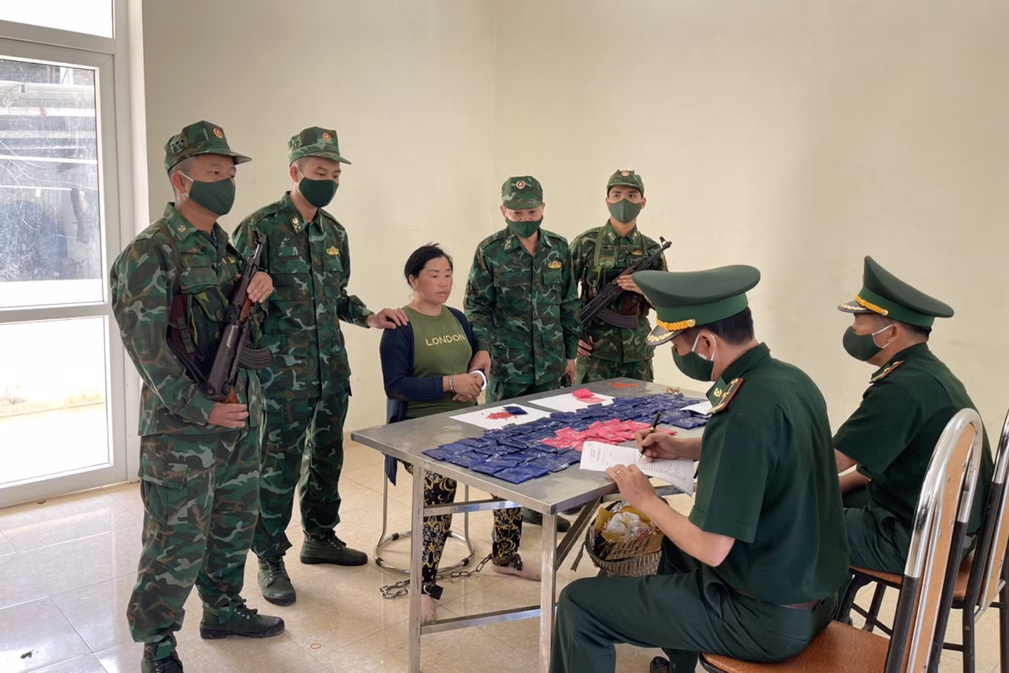 Bắt hai đối tượng Thạo Giông Cụ Vàng và Nàng May Giàng Hơ vận chuyển 15.000 viên ma túy tổng hợp ảnh 2
