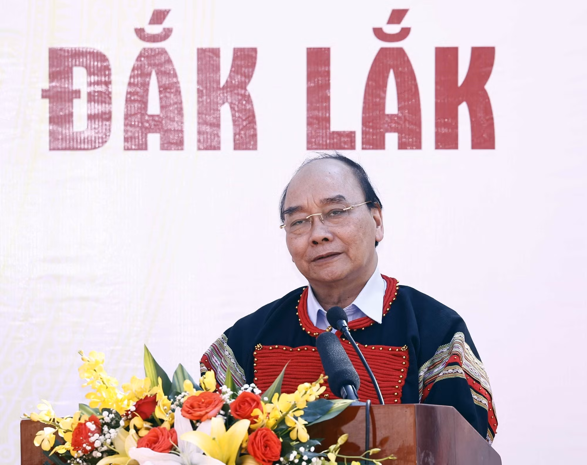 Chủ tịch nước Nguyễn Xuân Phúc thăm, tặng quà người có hoàn cảnh khó khăn tại Đắk Lắk ảnh 2