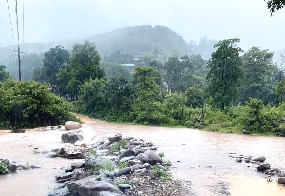 Nước lũ dâng gây ngập, chia cắt cục bộ thôn, bản khu vực biên giới tỉnh Quảng Bình ảnh 2