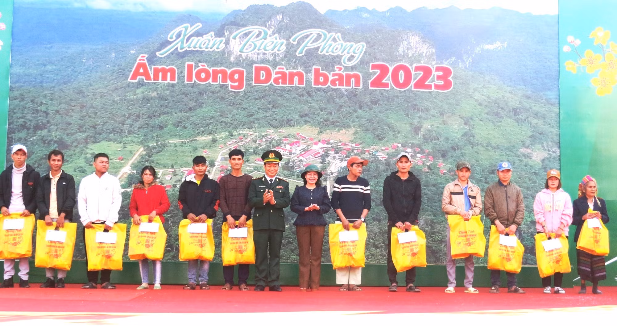 Quảng Bình: Ấm áp nghĩa tình Xuân biên giới ảnh 2