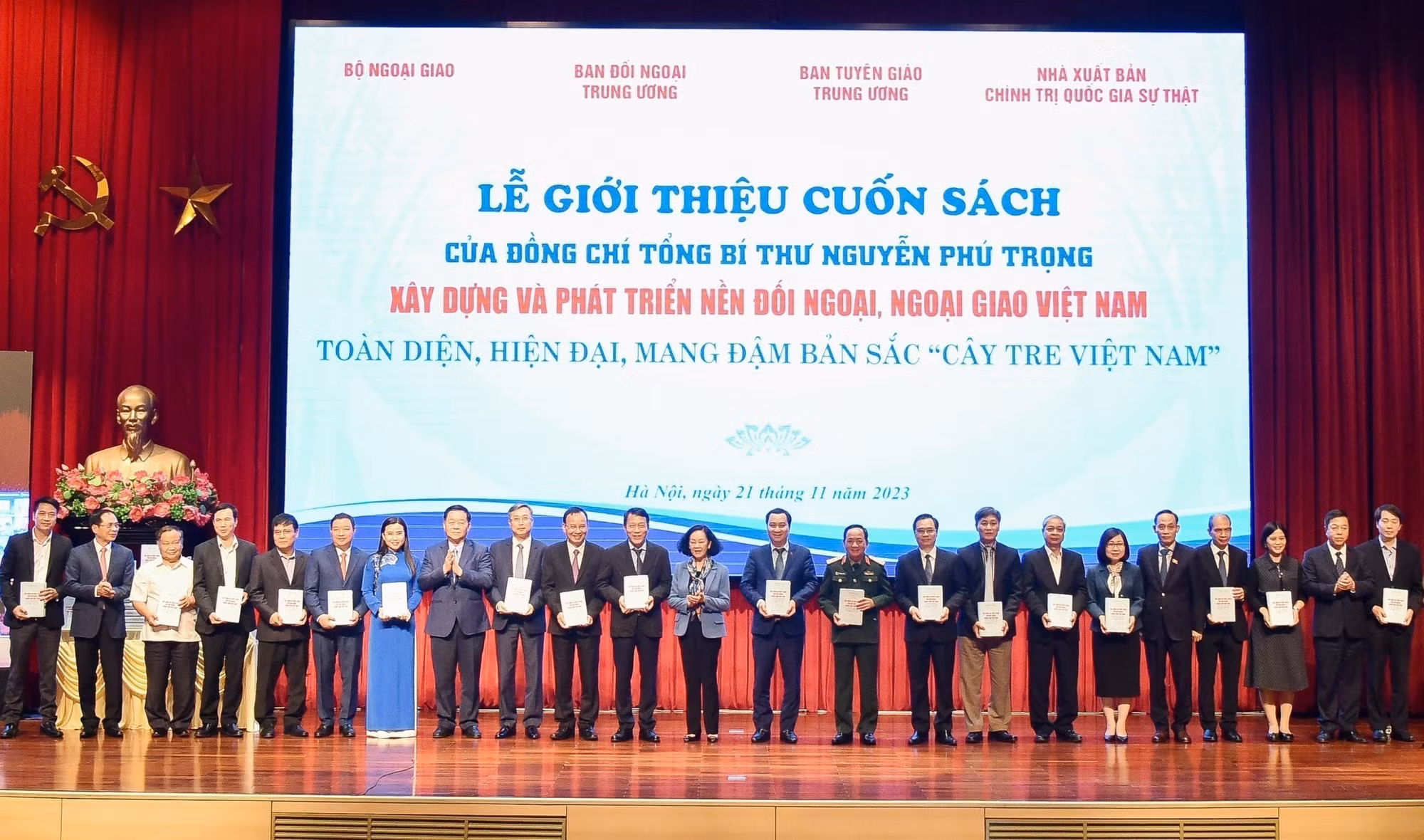 Ra mắt cuốn sách Xây dựng và phát triển nền đối ngoại, ngoại giao Việt Nam toàn diện, hiện đại, mang đậm bản sắc “cây tre Việt Nam” của Tổng Bí thư Nguyễn Phú Trọng ảnh 1