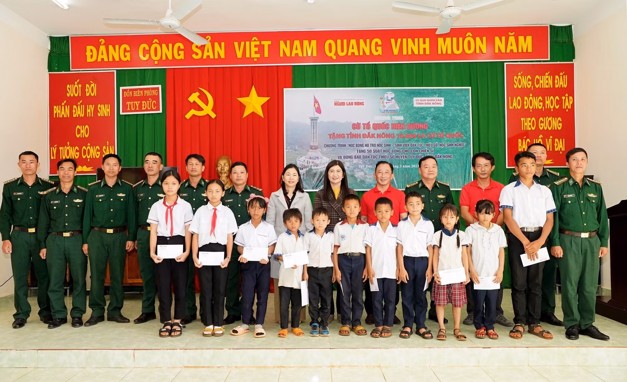 Trao tặng 10.000 lá cờ Tổ quốc cho huyện biên giới Tuy Đức (Đắk Nông) ảnh 2