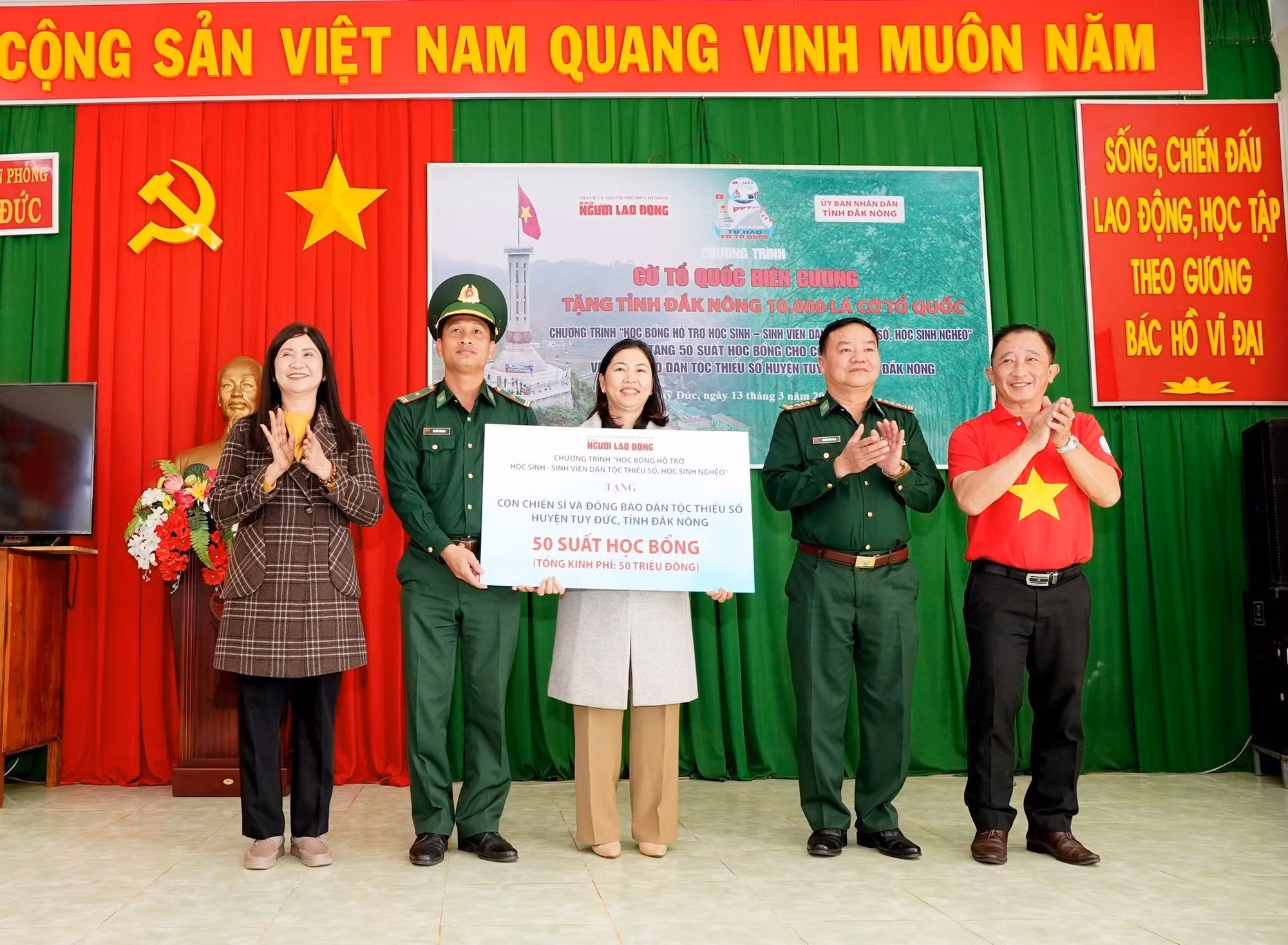 Trao tặng 10.000 lá cờ Tổ quốc cho huyện biên giới Tuy Đức (Đắk Nông) ảnh 3