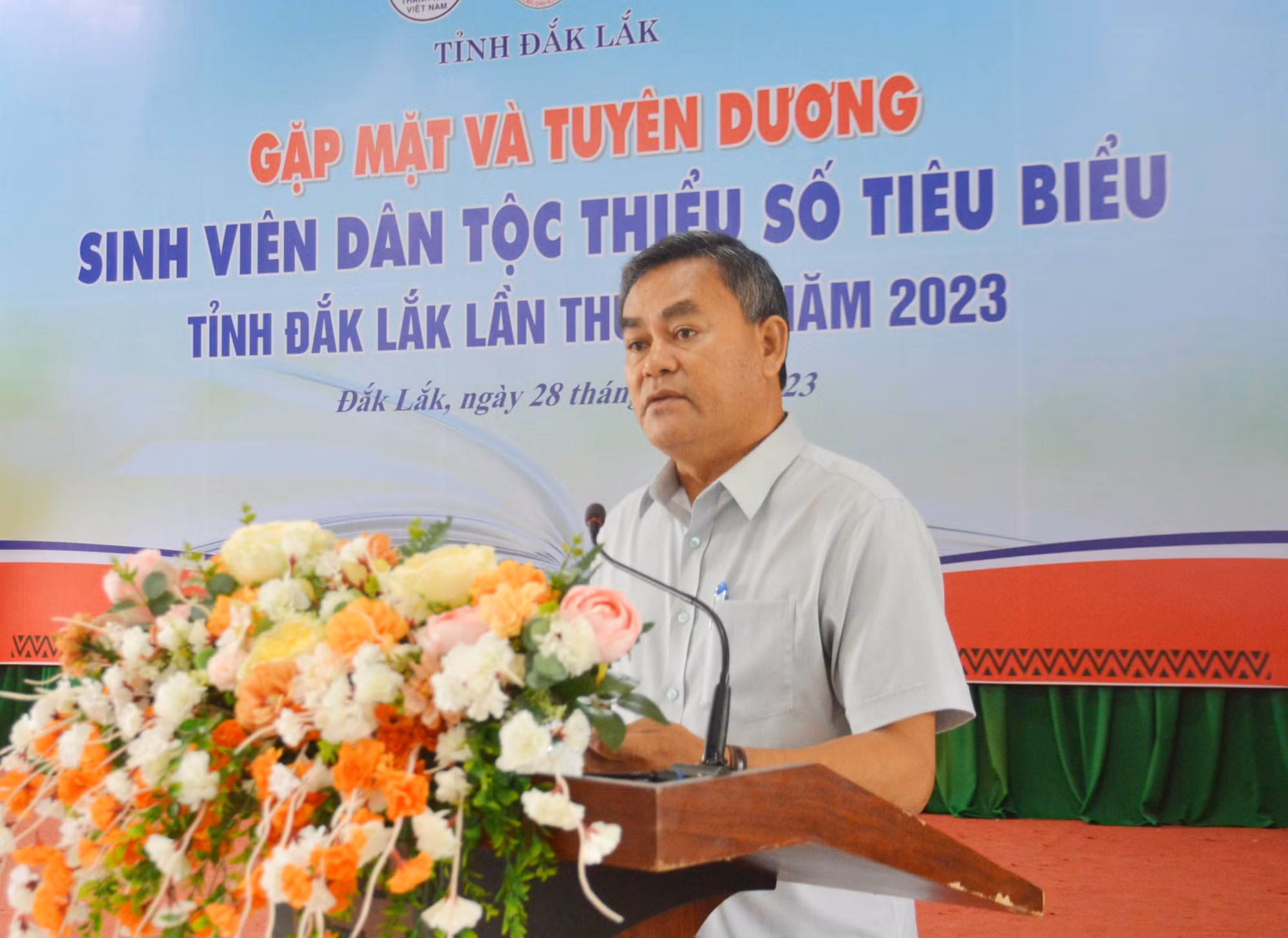 Đắk Lắk gặp mặt và tuyên dương sinh viên dân tộc thiểu số tiêu biểu năm 2023 ảnh 1