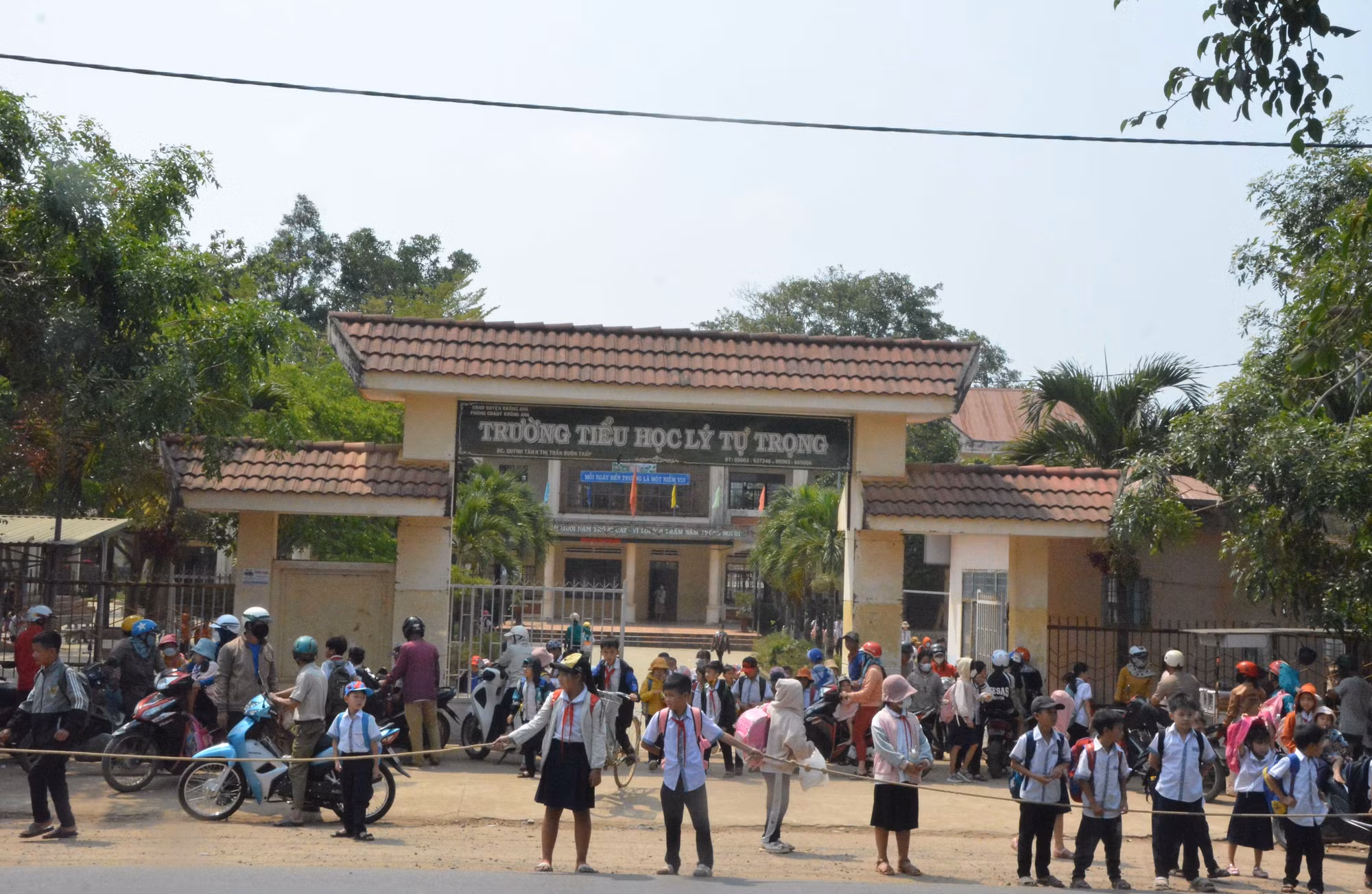 Vụ học sinh nghi ngộ độc ở Đắk Lắk: Sức khỏe của 31 học sinh đã ổn định ảnh 2