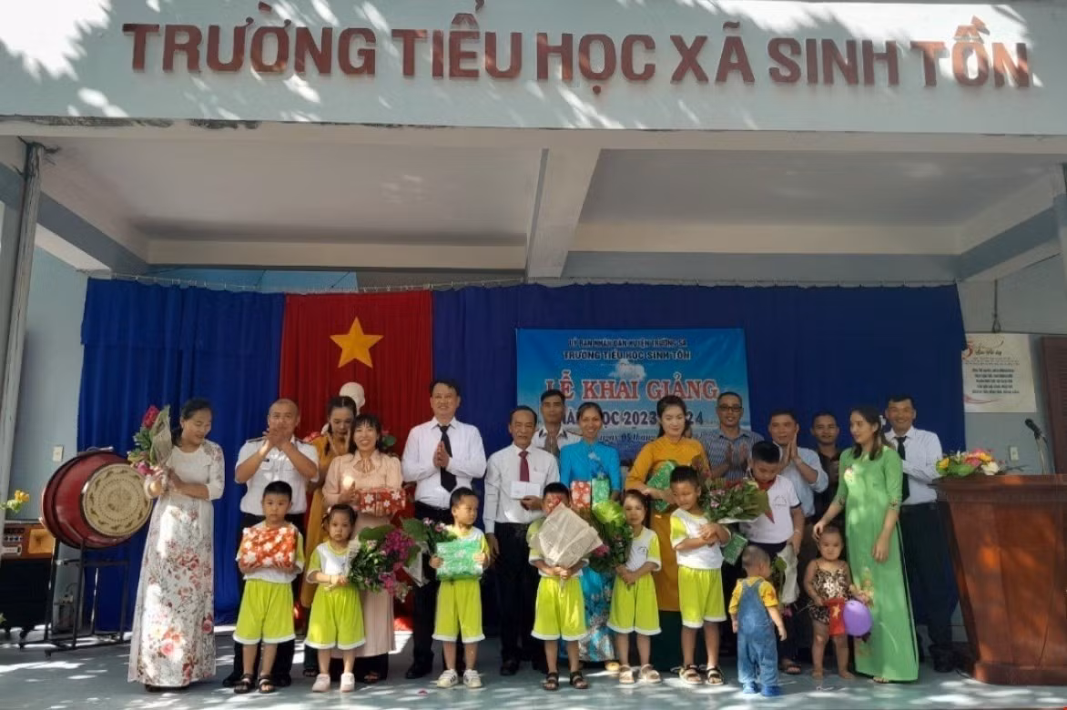 Khai giảng năm học mới ở huyện đảo Trường Sa ảnh 1
