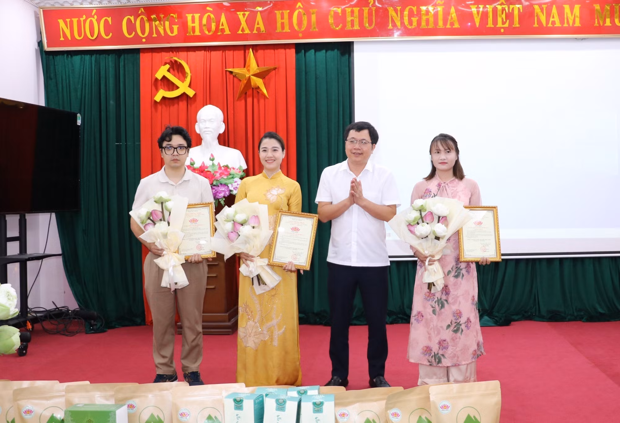 Công bố nhãn hiệu chứng nhận "Sen Hoa Lư - Ninh Bình" ảnh 1