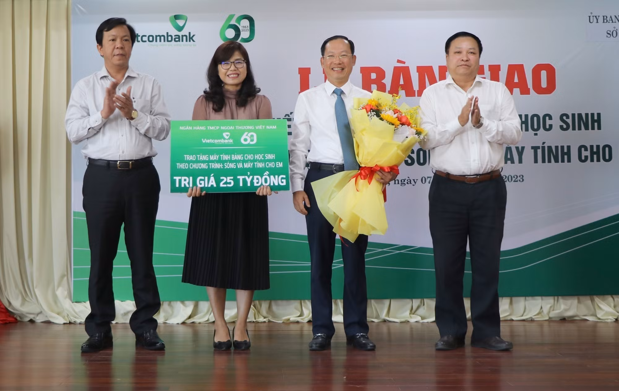 Trao tặng gần 11.400 máy tính bảng cho học sinh vùng sâu, vùng xa tỉnh Kon Tum ảnh 3