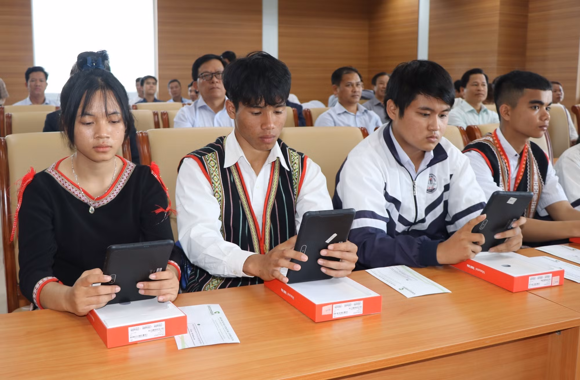 Trao tặng gần 11.400 máy tính bảng cho học sinh vùng sâu, vùng xa tỉnh Kon Tum ảnh 4