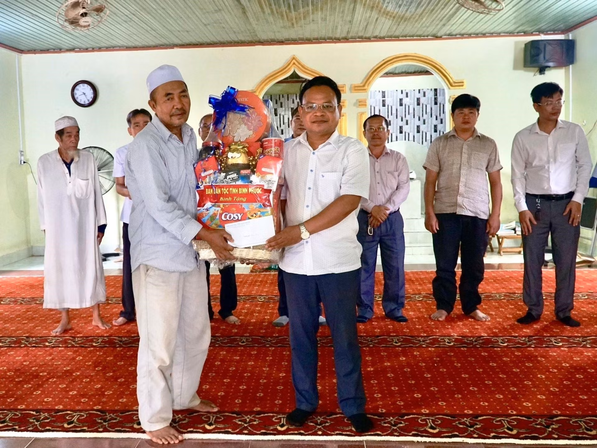 Bình Phước: Thăm hỏi, tặng quà cộng đồng người Chăm dịp lễ Ramadan ảnh 1