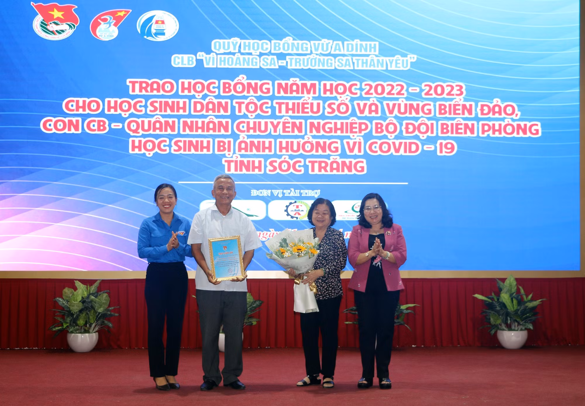 Trao học bổng Vừ A Dính cho học sinh dân tộc thiểu số ở Sóc Trăng ảnh 2