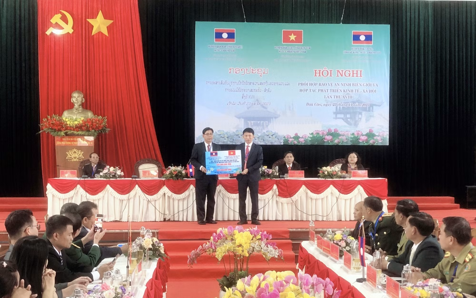 Ba huyện biên giới Việt Nam - Lào tăng cường hợp tác trên nhiều lĩnh vực ảnh 2
