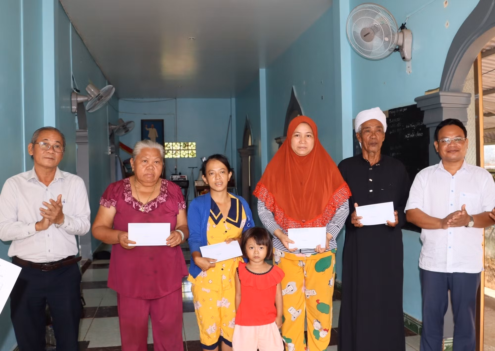 Bình Phước: Thăm hỏi, tặng quà cộng đồng người Chăm dịp lễ Ramadan ảnh 2