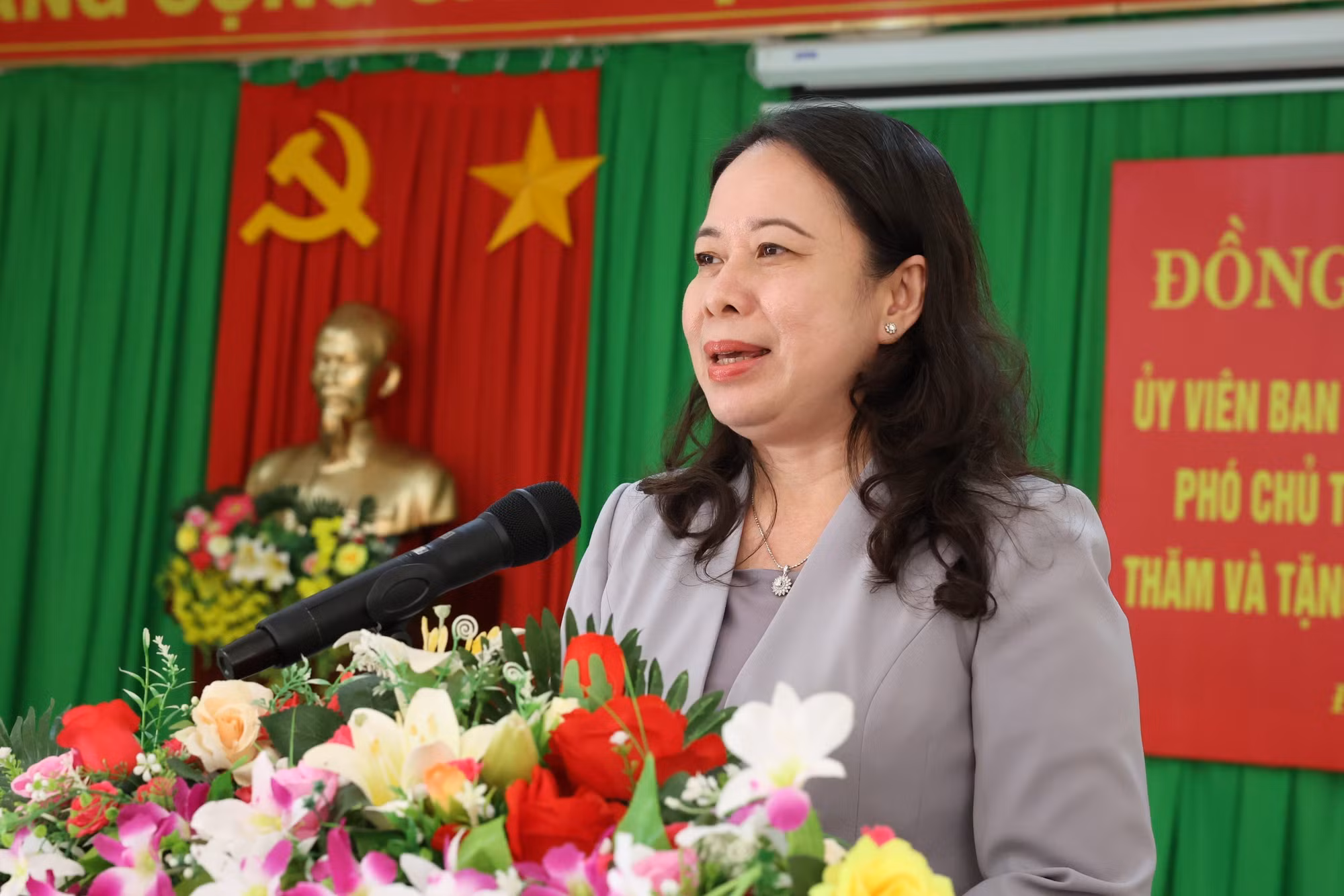 Phó Chủ tịch nước Võ Thị Ánh Xuân thăm và tặng quà tại Đắk Lắk ảnh 3
