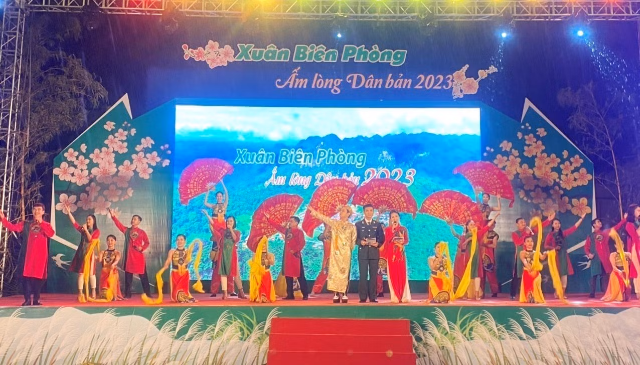 Quảng Bình: Ấm áp nghĩa tình Xuân biên giới ảnh 3