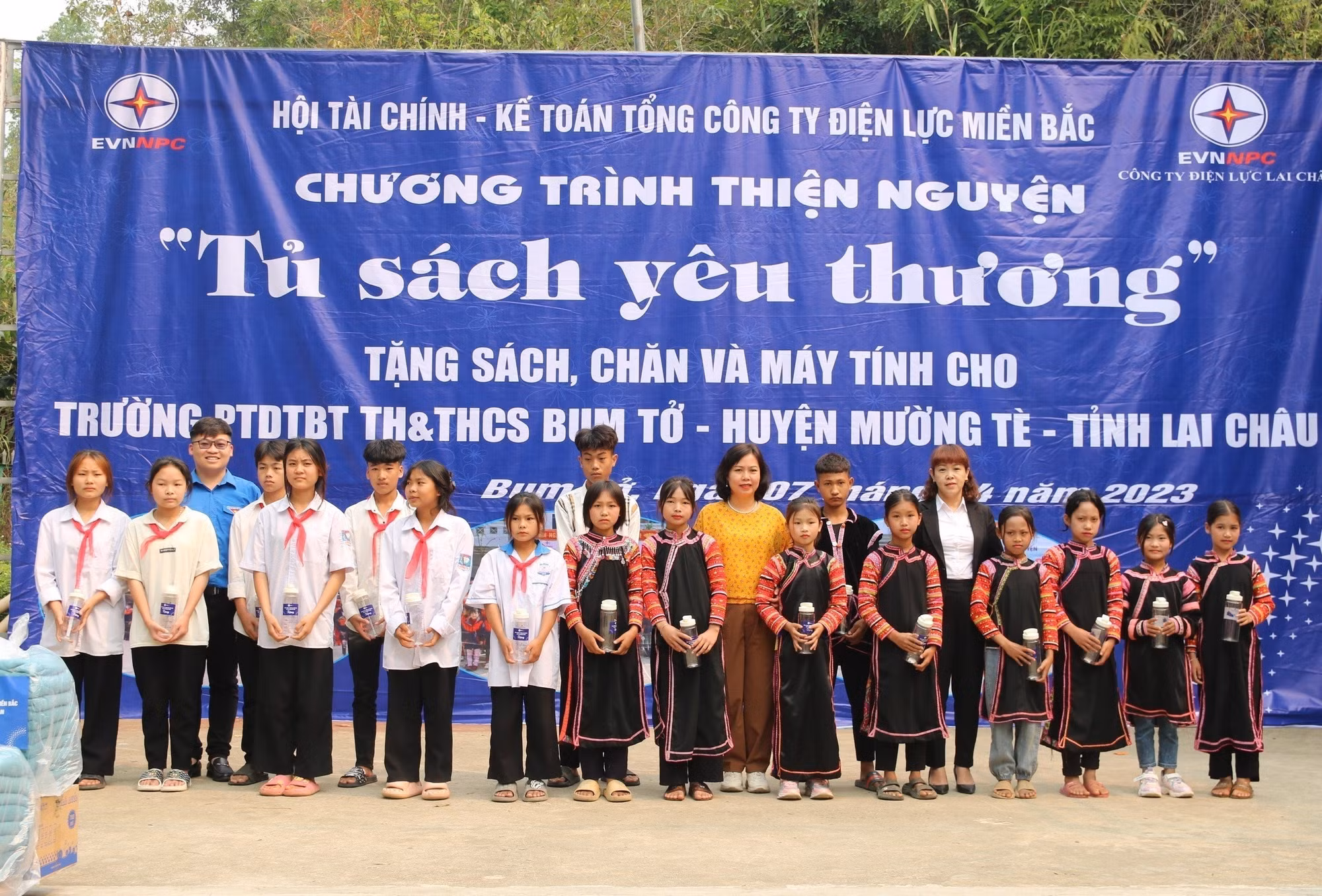 Đưa “Tủ sách yêu thương” đến với học sinh biên giới Lai Châu ảnh 1